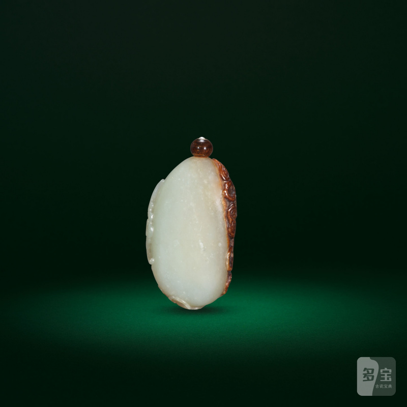 十九世紀 青玉帶皮巧雕蝙蝠靈芝紋鼻煙壺 | A PALE GREEN AND RUSSET JADE 'BAT AND LINGZHI' SNUFF BOTTLE - 图5